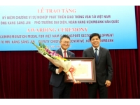 Lễ trao tặng Kỷ niệm chương vì sự nghiệp phát triển ngành Công Thương Việt Nam cho Đại sứ đặc mệnh t